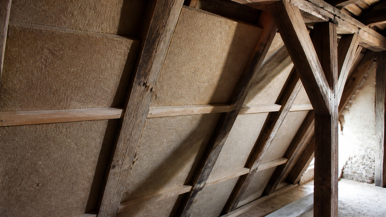 Isolation en fibre de bois sous toiture